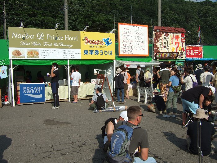 プリンスホテルも同様。会場を提供しているという特権があるのか。 