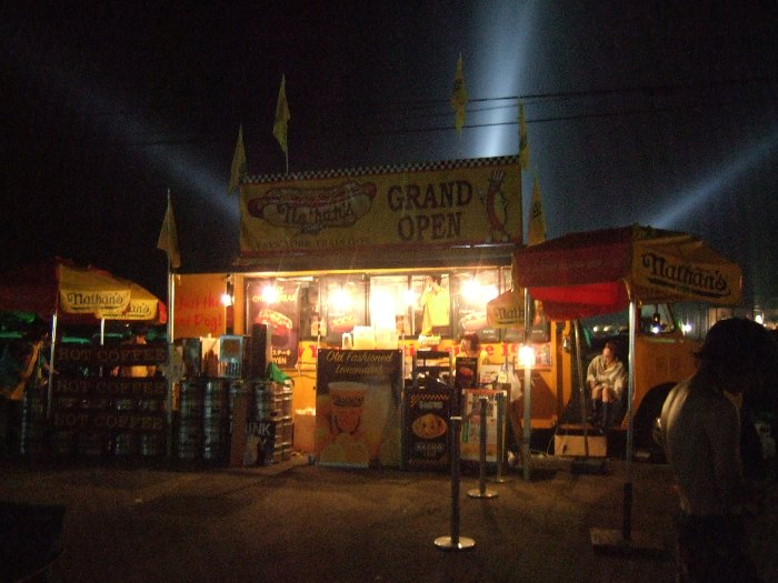 深夜でも営業しているホットドッグ屋。午前3時30分ごろ。