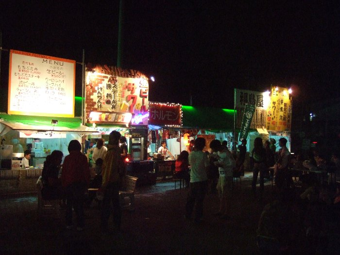 客も少ないながらいます。