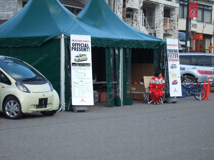 三菱自動車によるレスキュー。後方が旅館のとみや 