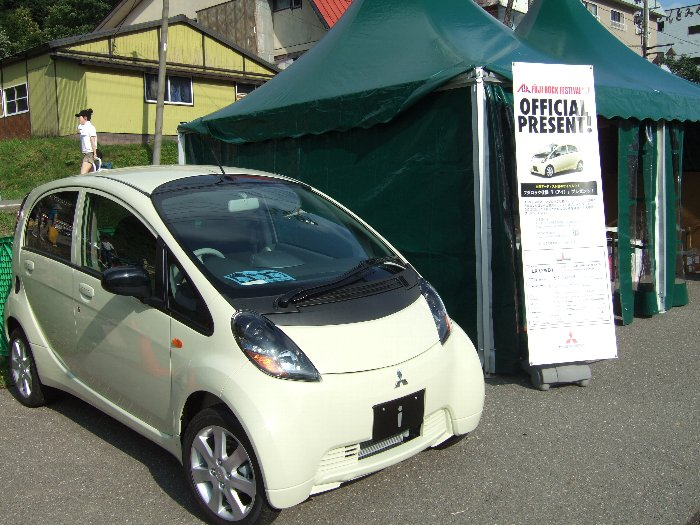 昨年もあったアーティストサイン用車両。ボディや内装に出演アーティストのサインが入り、プレゼントされます。 