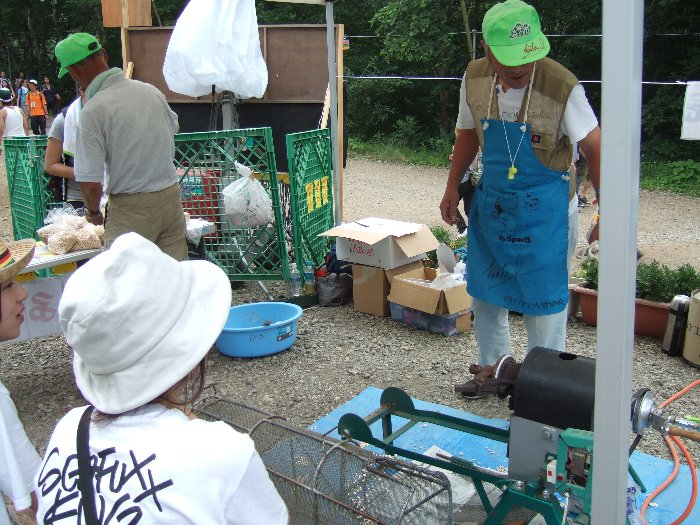 ポン菓子作りは大きな爆発音をともなうので、爆発前は笛で合図されていました。