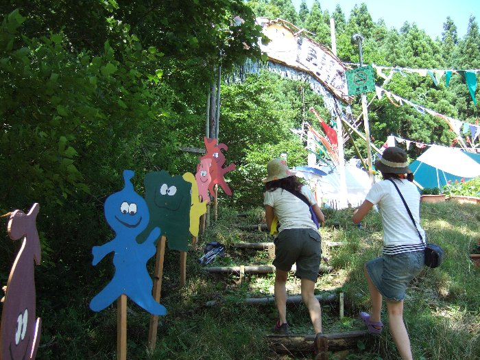 北側の出入り口。階段です。