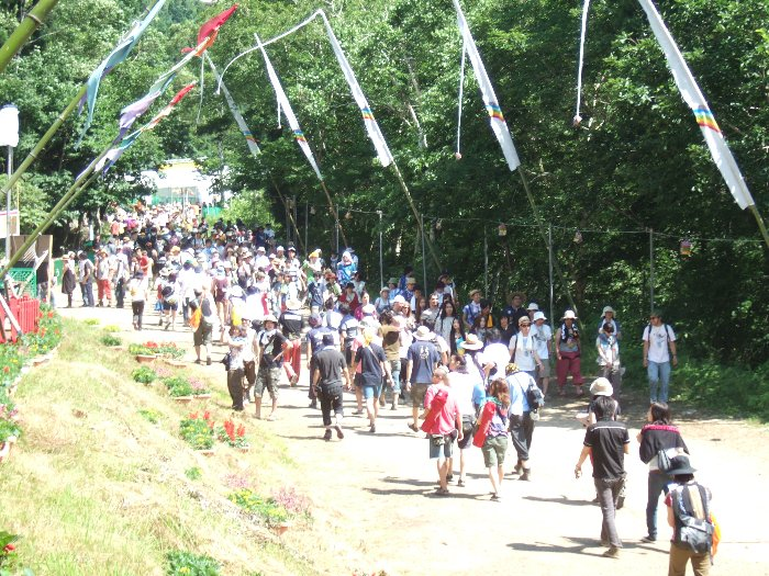 キッズランド下の通路。手前がホワイト・ステージ方面、奥がグリーン・ステージ。