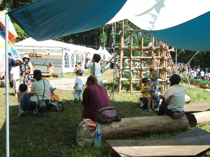 丸太の日よけ付き休憩所。