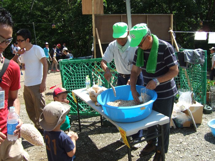 ポン菓子も実演販売。