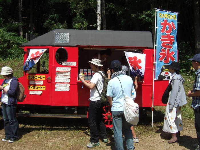 キッズランドにも飲食店はありますが、本格的食事ではなく軽食の店だけです。かき氷とコーヒー店。