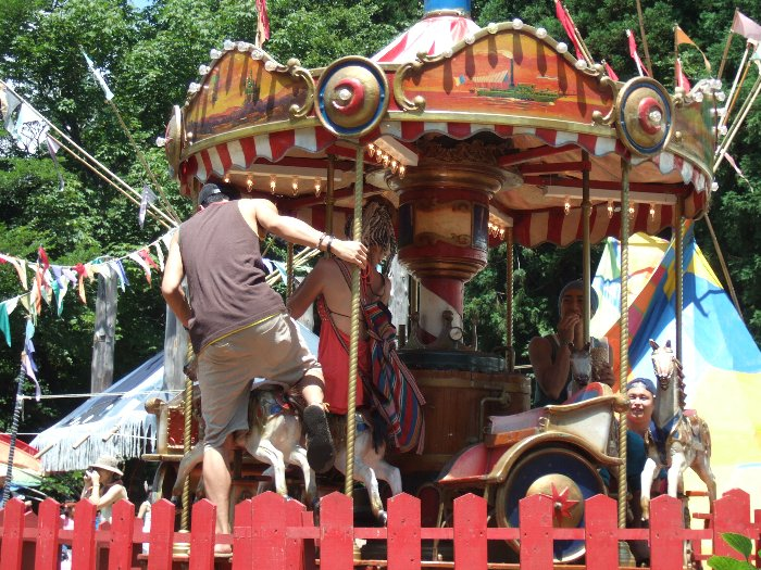 童心に帰って遊ぶ大人の人。