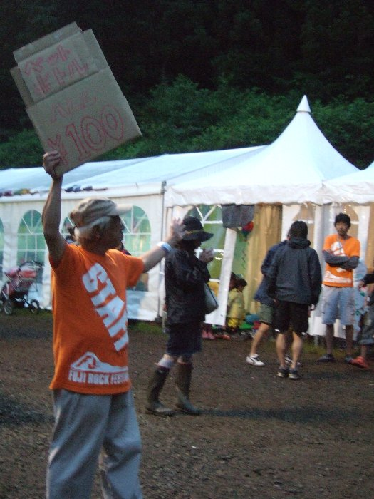 3日目の夕方。ペットボトルを1本100円で安売りする人。 