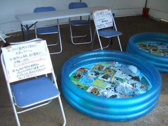 ペットボトルなどを冷やすためのプール。氷があったらしいが溶けてありませんでした。泳ぐなという注意書きが「DO NOT SWIM」という英語表記しかありません。子どもには理解できません。 