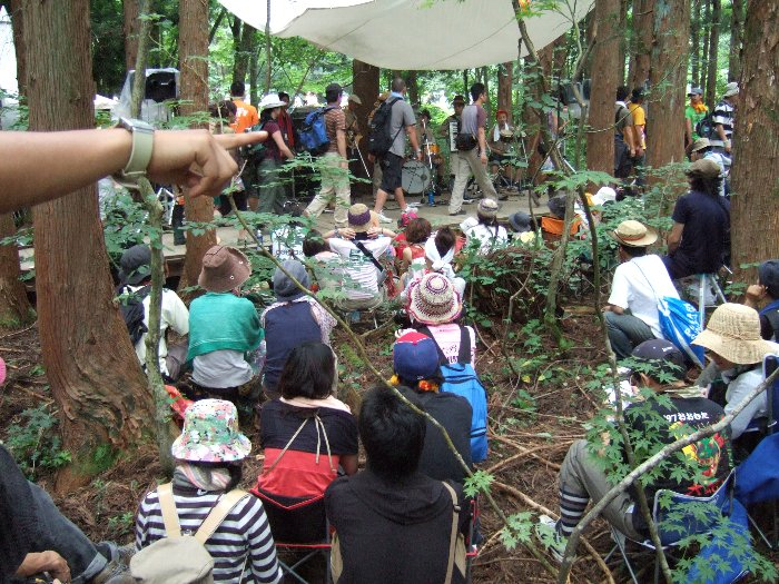 公演中もステージの前を人が通っていきます。