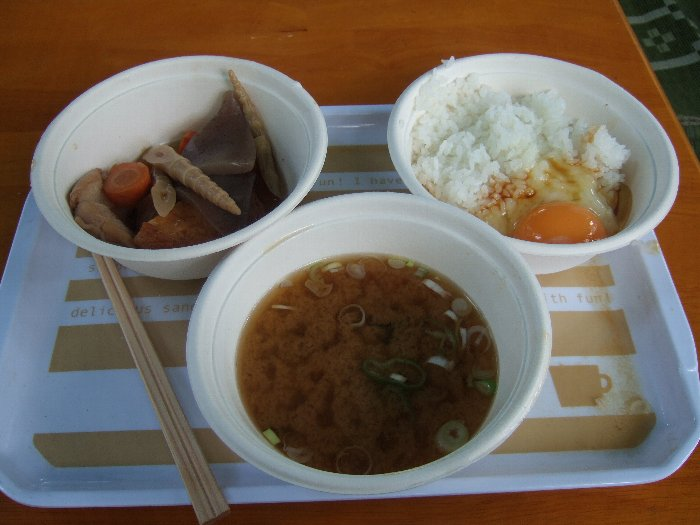 苗場食堂の基本的メニュー。白米300円、生卵100円、みそ汁200円、おかず200円、計800円。