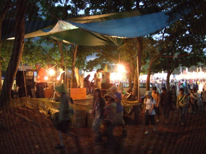 夕方、苗場食堂をライブ用に設定。ステージはワールドレストラン側にあります。