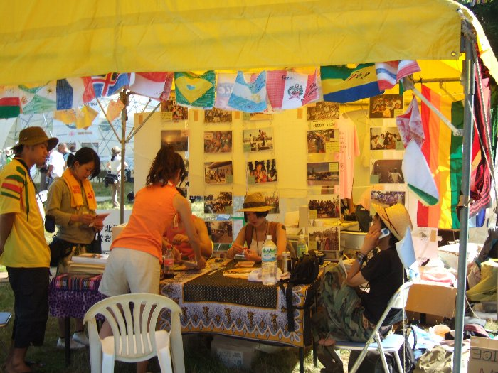 同団体。1テントに2団体ずつのスペースのようです。 