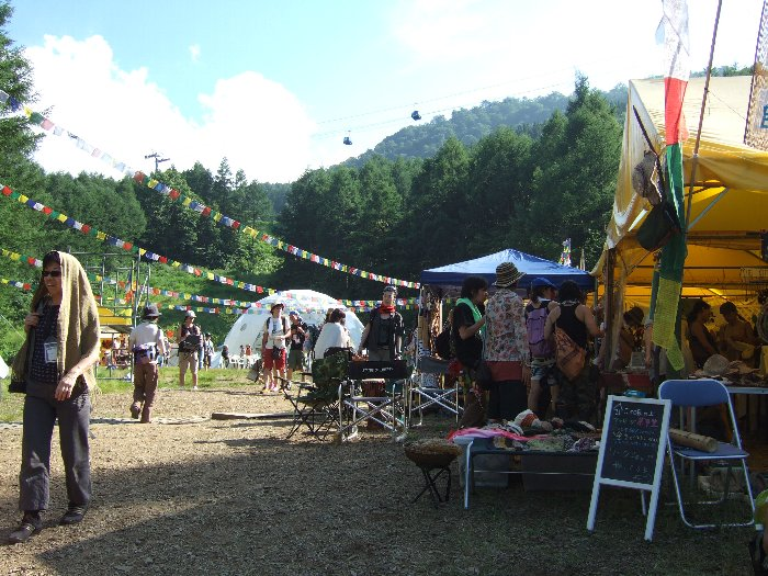 奥にある白いドームがNGOビレッジの最奥地で、そこから手前の飲食店までがオーガニック店になります。主に自然素材の服飾品や楽器などを販売しています。 