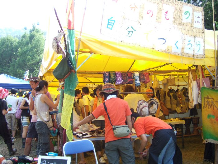 帽子やバッグを売っている店。