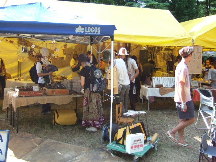 棚の敷き布や看板も無着色の土色が多い。この辺りの店は全体的に土の色になっています。
