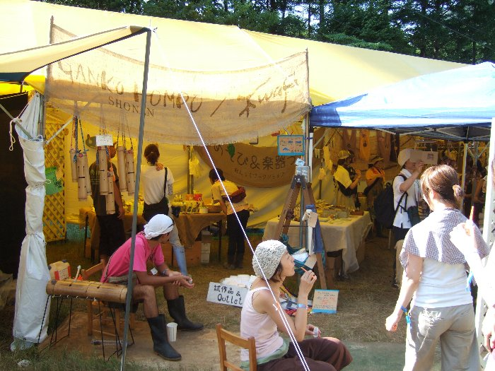 楽器を販売する店。