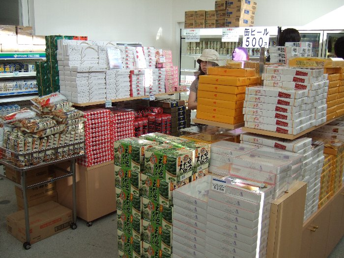 土産物の平積み。フジ・ロック・クッキーとせんべいは売っていません。