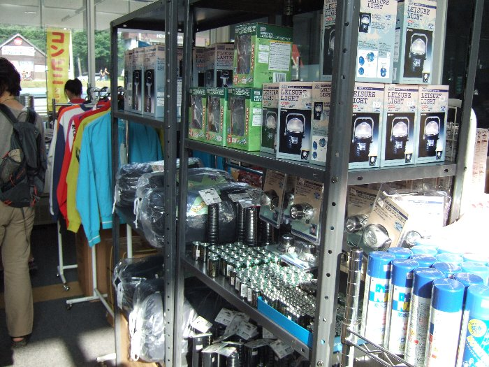 さすがにランタンやヘッドランプは（苗場近辺では）ここでないと買えないでしょう。テントや寝袋も売っています。