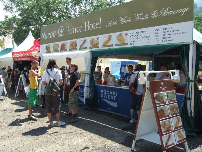 会場を提供している特権からか、毎年同じ場所に出店している苗場プリンスホテル。2ブロック占有し、さらにプリンスホテルの飲食物を買った人だけが利用できるテーブルも設置しています。飲食物だけでなくレインコートやタオルも売っています。会場内のビールのスポンサーはハイネケンですが、ここではキリンの一番搾りも売っています。もちろんキリンの一番搾りは他の店では買えません。