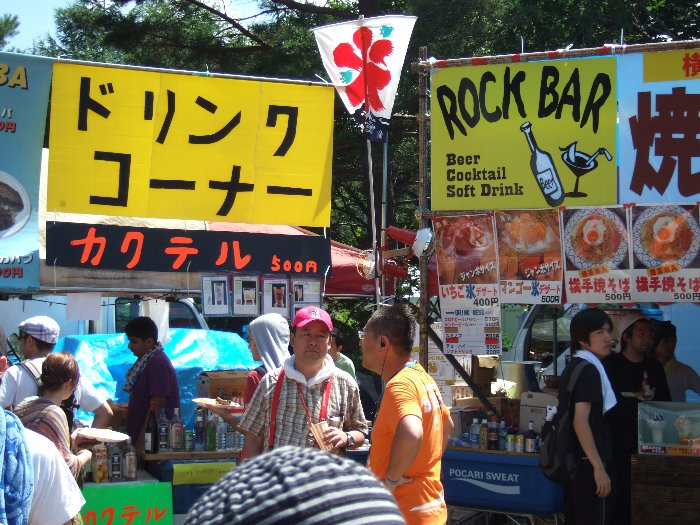 タイラーメン青山とパキスタン料理マルババのドリンクコーナー。