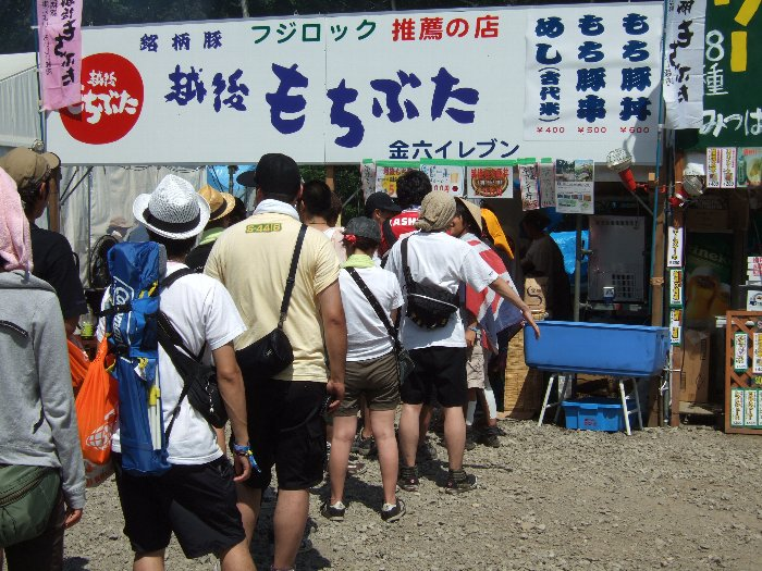 もち豚で有名な金六イレブン。常に行列ができています。