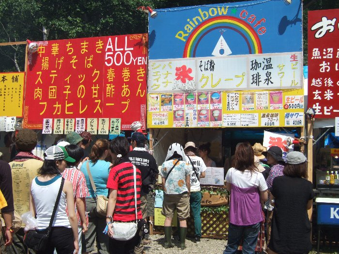 そば粉クレープのレインボー・カフェ。隣がフカヒレスープの新大蓮。 