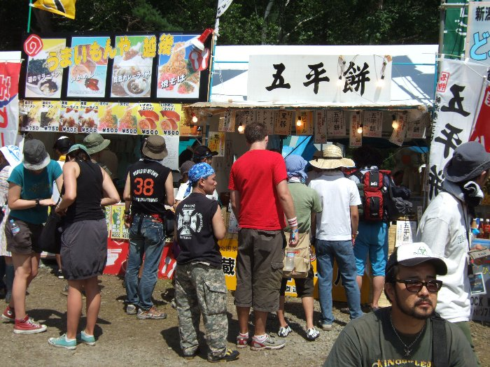 五平餅も店。五平餅は岐阜、愛知、静岡西部、長野南部の郷土料理で、新潟との関連は何もありません。餅の素材として新潟のコシヒカリを使っているだけです。五平餅の隣が舞茸カレーのうまいもんや越後。