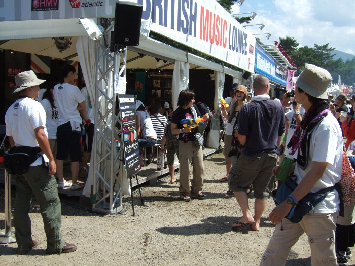 水鉄砲で遊ぶ人。