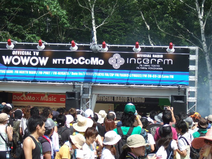 オアシスエリアのもちぶたの煙の隣に、インターFM、NTTドコモ、WOWOWのブースがあります。
