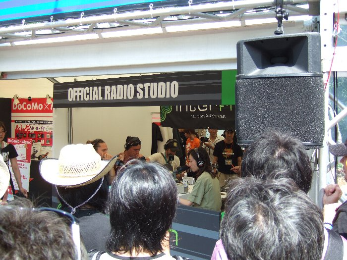 写真では分かりにくいが番組中に演奏しています。見ている人には生の音が聞こえています。