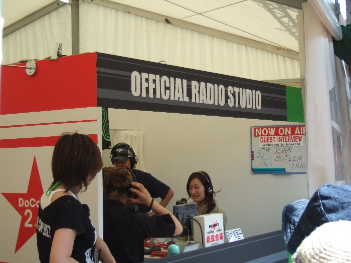 インターFMはスタジオを持っており、フジロックフェスティバルの出演者が生放送に出演します。写真はジョン・バトラー・トリオが出演中。