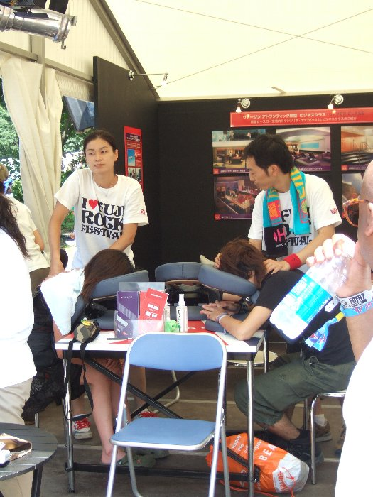 首のマッサージは3人分か。 