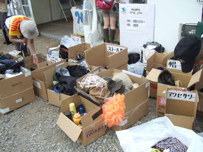 3日目の午後1時すぎ。落とし物が増えてきたので種類別に分類されています。自分の物が見つかれば自己申告で取得できると思われます。