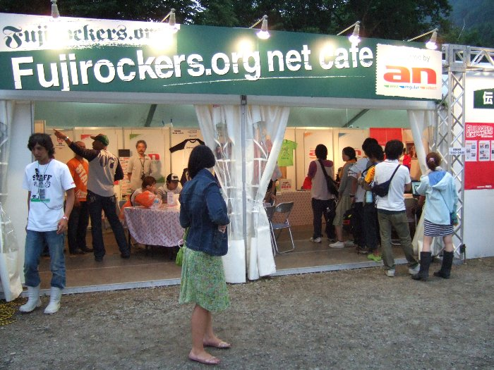 インフォメーションの隣にあるインターネット・カフェ。利用は無料ですが1人1回20分まで。