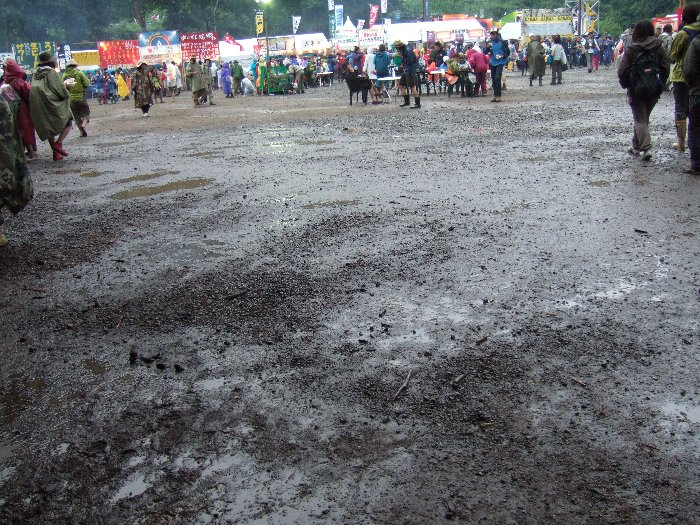 2日目の午後5時半ごろ。雨が降って地面がぬかるんだところ。 