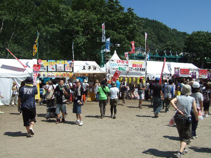 暑そうな光景。帽子をかぶらないのは自殺行為に近い。