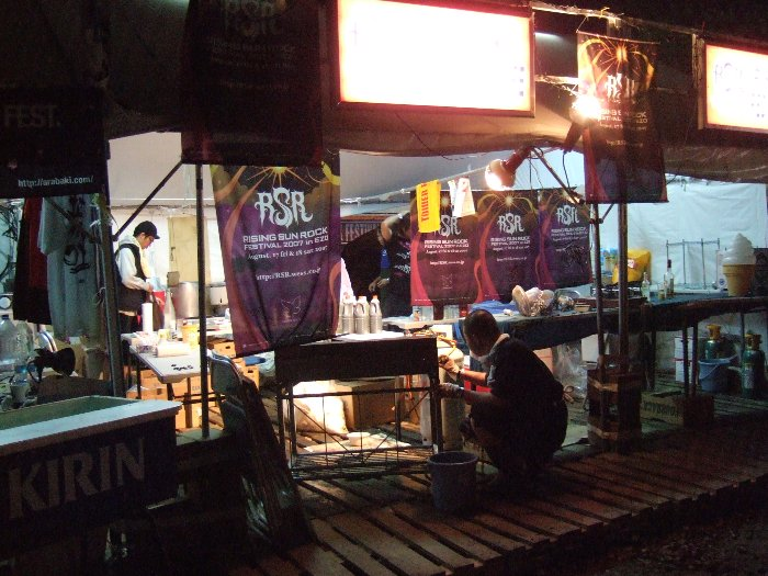 3日目午前3時40分すぎ。オアシスエリアは午前5時まで開いていますが、店によってはそれより早くから撤収作業に入ります。