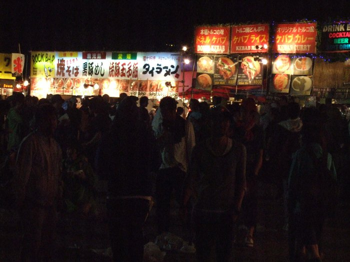 同時刻。飲食店はだいたい営業中と考えていいでしょう。