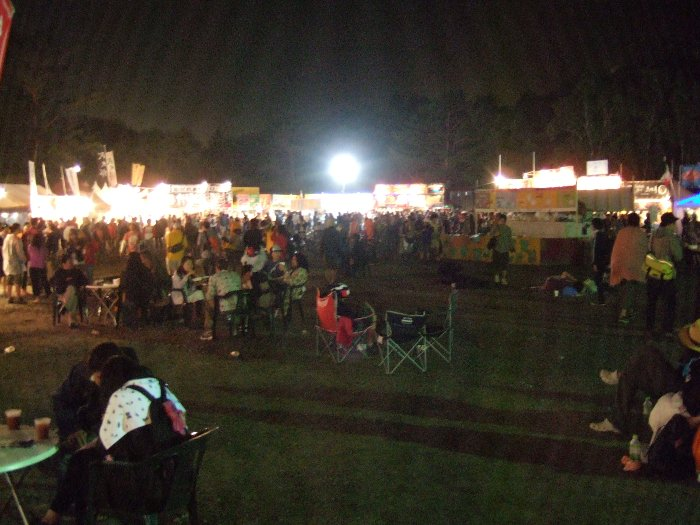 初日午前3時すぎのオアシスエリア。この時間帯はオレンジ・コートでオールナイト・フジも行われています。まだ人がたくさんいます。