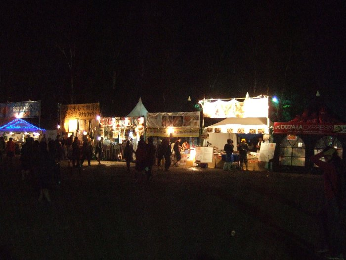 初日午前3時。ピザーラ以外は営業中。