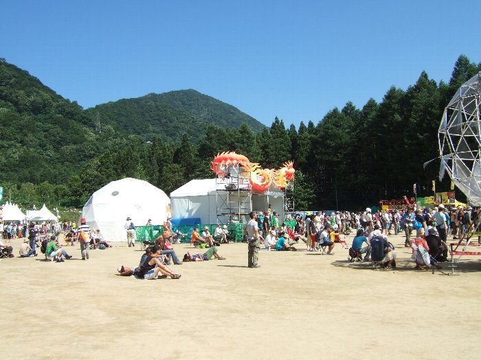 客席後方。土、緑、空の3分割。 