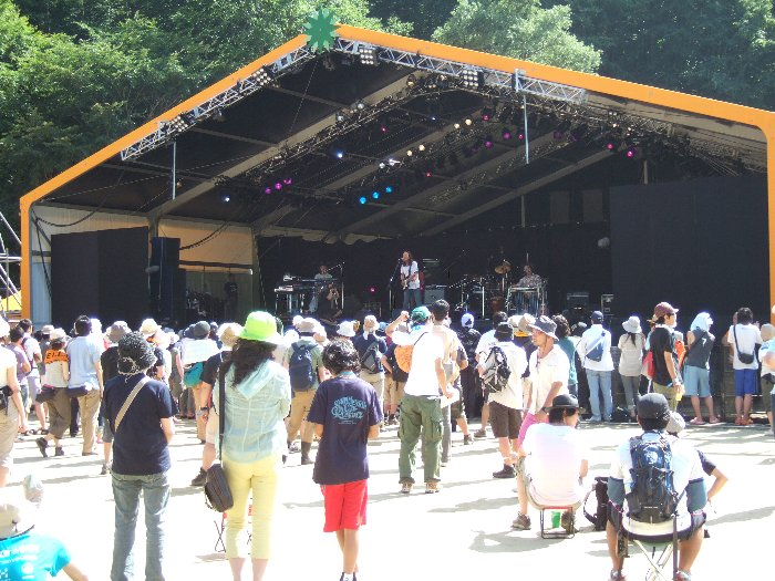 オレンジ・コートのステージ。屋根の低さはレッドマーキー並み。 