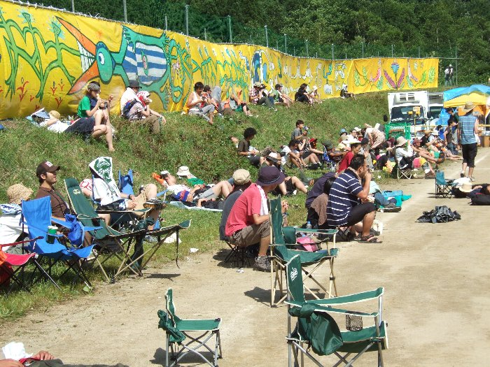 オレンジ・コートはもともとサッカー場かそれに類するグラウンドのようで、周囲は浅貝川の土手になっています。