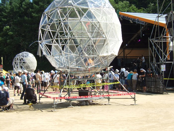 ステージの左右にある透明の球体。オールナイト・フジの際、中に人が入ります。