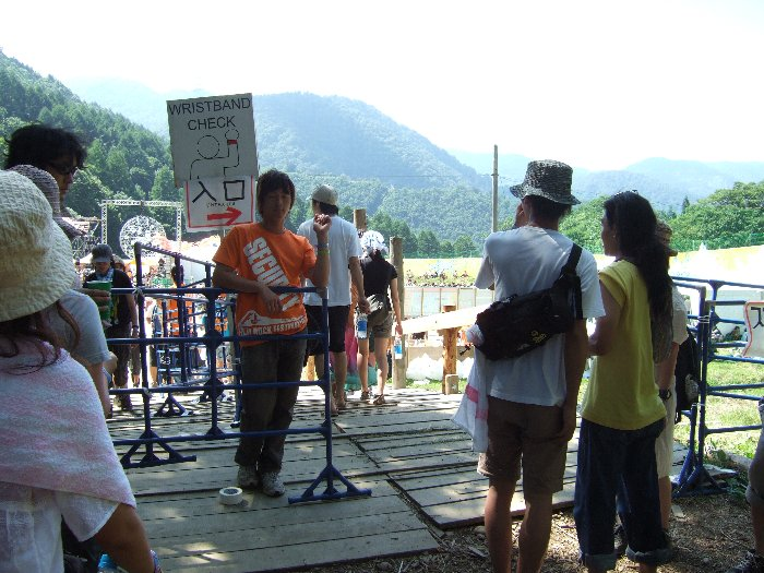 オレンジ・コート入り口にあるリストバンド・チェック。