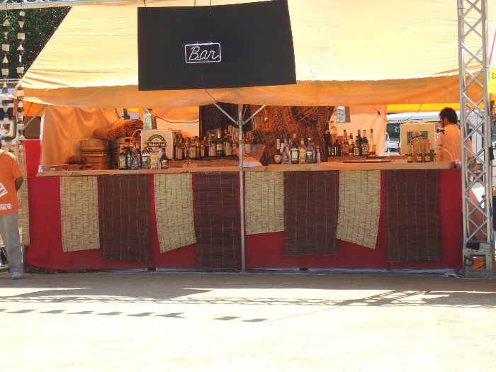 酒類だけを扱うバー。