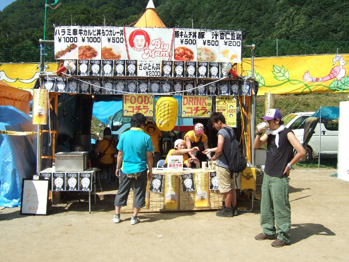 オレンジ・コートの飲食店。昨年はオアシス・エリアに出店していたビッグ・マム。ハラミ串1000円は結構な値段。ざぶとん丼は2000円もしますが、看板ではどんな料理なのか分かりません。