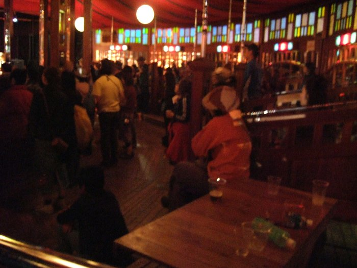 周りにテーブルがあり、真ん中でイベントが行われる構造です。